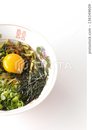 白色背景上的台灣拌麵照片 136349609