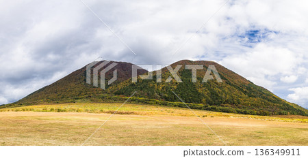 從日本島根縣小田市三邊町西之原看到的三邊山 從日本島根縣小田市三邊町西之原看到的三邊山 136349911