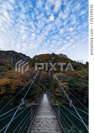 立久江峽谷，位於日本島根縣出雲市大館町，神戶川上游的一個山谷，以及秋季的紅葉 136349936