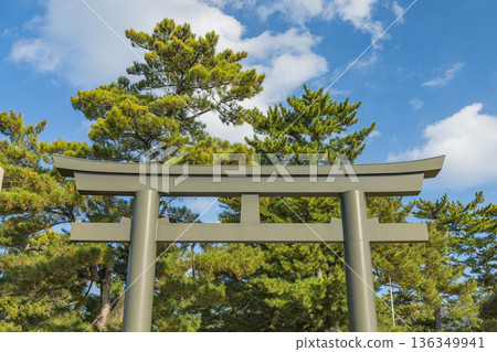 日本島根縣出雲市大社町出雲大社神社的大型鳥居 日本島根縣出雲市大社町出雲大社神社的大型鳥居 136349941