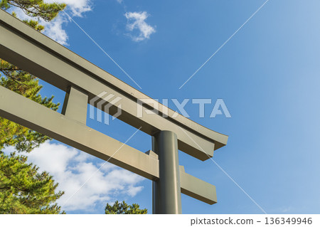 日本島根縣出雲市大社町出雲大社神社的大型鳥居 日本島根縣出雲市大社町出雲大社神社的大型鳥居 136349946