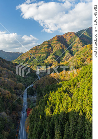 Autumn foliage seen from Miino Bridge on the Okuizumo Orochi Loop in Nita County, Shimane Prefecture, Japan 136349982