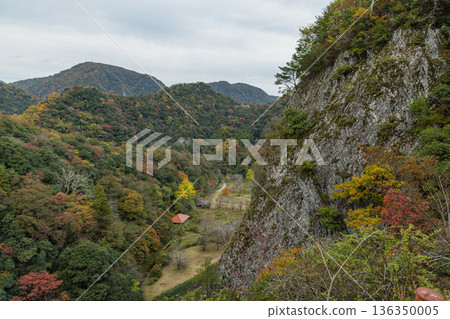 日本:島根縣鄂南町的團形溪峽谷和秋葉景色 日本:島根縣鄂南町的團形溪峽谷和秋葉景色 136350005