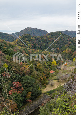 日本:島根縣鄂南町的團形溪峽谷和秋葉景色 日本:島根縣鄂南町的團形溪峽谷和秋葉景色 136350009