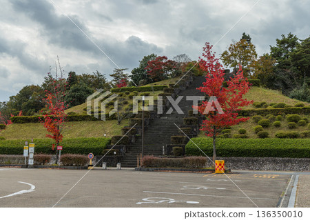 日本島根縣織田市大森町岩見銀山世界遺產中心的秋葉 日本島根縣織田市大森町岩見銀山世界遺產中心的秋葉 136350010