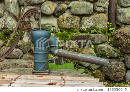 日本島根縣織田市大森市岩見銀礦大森銀礦傳統建築保護區內一戶私人住宅的水井 日本島根縣織田市大森市岩見銀礦大森銀礦傳統建築保護區內一戶私人住宅的水井 136350045