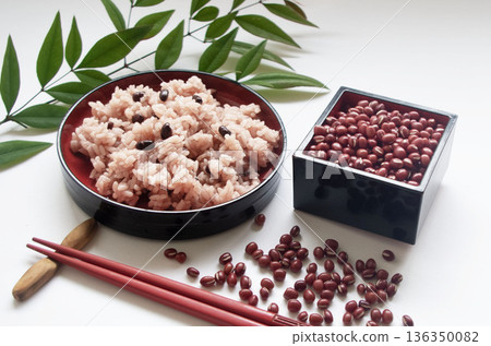 紅米飯和紅豆,很多豆子,日式風格圖片 紅米飯和紅豆,很多豆子,日式風格圖片 136350082