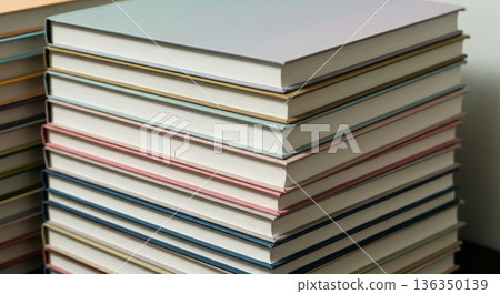 雜亂地堆放著幾本粉彩色的書籍 雜亂地堆放著幾本粉彩色的書籍 136350139