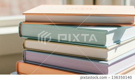 雜亂地堆放著幾本粉彩色的書籍 雜亂地堆放著幾本粉彩色的書籍 136350140