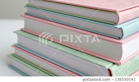 雜亂地堆放著幾本粉彩色的書籍 雜亂地堆放著幾本粉彩色的書籍 136350141