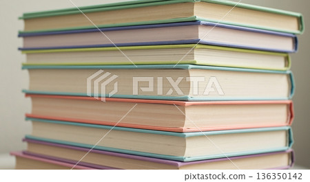 雜亂地堆放著幾本粉彩色的書籍 雜亂地堆放著幾本粉彩色的書籍 136350142