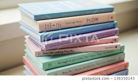 雜亂地堆放著幾本粉彩色的書籍 雜亂地堆放著幾本粉彩色的書籍 136350143