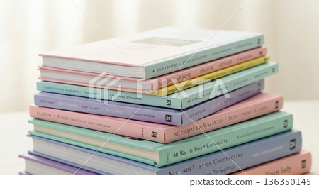 雜亂地堆放著幾本粉彩色的書籍 136350145