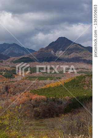 從日本岡山縣真庭市蒜山金台天文台觀賞奧大山、烏日山和秋葉 從日本岡山縣真庭市蒜山金台天文台觀賞奧大山、烏日山和秋葉 136350603