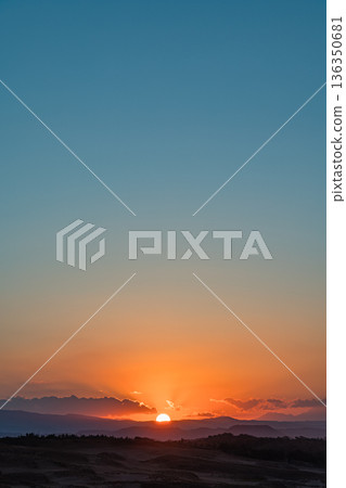 從日本鳥取縣鳥取市福部町的鳥取沙丘看到的日落 136350681