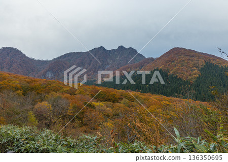 從日本鳥取縣日野郡甲府町加木掛峠附近的大山環路上看到的烏日山和秋葉景色 從日本鳥取縣日野郡甲府町加木掛峠附近的大山環路上看到的烏日山和秋葉景色 136350695