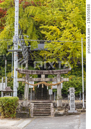 日本鳥取縣日野郡日南町的鬱山神社，鐵軌和秋葉映襯著美麗的景色。 136350888