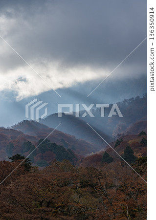 Autumn leaves and rays of light on Mt. Daisen seen from Bakuroza in Daisen Town, Saihaku District, Tottori Prefecture, Japan Autumn leaves and rays of light on Mt. Daisen seen from Bakuroza in Daisen Town, Saihaku District, Tottori Prefecture, Japan 136350914