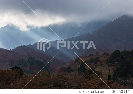 Autumn leaves and rays of light on Mt. Daisen seen from Bakuroza in Daisen Town, Saihaku District, Tottori Prefecture, Japan Autumn leaves and rays of light on Mt. Daisen seen from Bakuroza in Daisen Town, Saihaku District, Tottori Prefecture, Japan 136350915