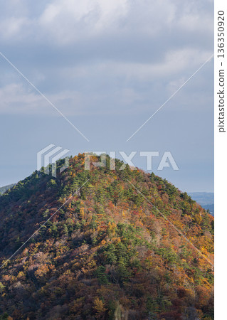 日本鳥取縣西白郡大山町禦苑野志台山上的秋景和紅葉 日本鳥取縣西白郡大山町禦苑野志台山上的秋景和紅葉 136350920