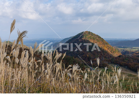 View of the scenery and autumn leaves from Mount Goen Noroshidai in Daisen Town, Saihaku District, Tottori Prefecture, Japan View of the scenery and autumn leaves from Mount Goen Noroshidai in Daisen Town, Saihaku District, Tottori Prefecture, Japan 136350921
