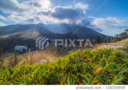 日本鳥取縣西白郡大山町禦苑野志台，夕陽映照下大山秋葉的美景 136350939