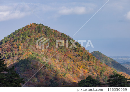 日本鳥取縣西白郡大山町禦苑野志台山上的秋景和紅葉 日本鳥取縣西白郡大山町禦苑野志台山上的秋景和紅葉 136350969