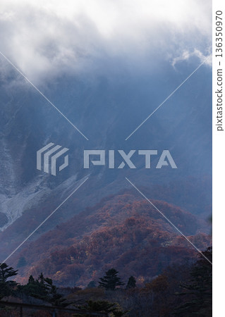 從日本鳥取縣西伯郡大山町禦苑山野志台看到的大山秋葉 從日本鳥取縣西伯郡大山町禦苑山野志台看到的大山秋葉 136350970