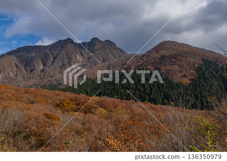 從日本鳥取縣日野郡甲府町加木掛峠附近的大山環路上看到的烏日山和秋葉景色 從日本鳥取縣日野郡甲府町加木掛峠附近的大山環路上看到的烏日山和秋葉景色 136350979