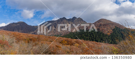 從日本鳥取縣日野郡甲府町加木掛峠附近的大山環路上看到的烏日山和秋葉景色 從日本鳥取縣日野郡甲府町加木掛峠附近的大山環路上看到的烏日山和秋葉景色 136350980