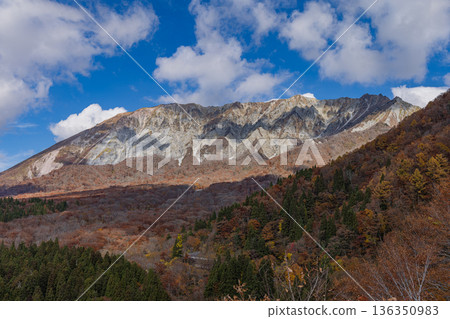 日本鳥取縣日野郡甲府町賀木掛峠眺望大山南坡及秋葉 136350983