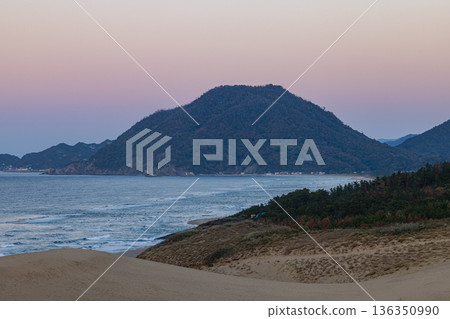 黃昏時分,從鳥取沙丘眺望日本海,地點位於日本鳥取縣鳥取市福部町,景色迷人。 黃昏時分,從鳥取沙丘眺望日本海,地點位於日本鳥取縣鳥取市福部町,景色迷人。 136350990