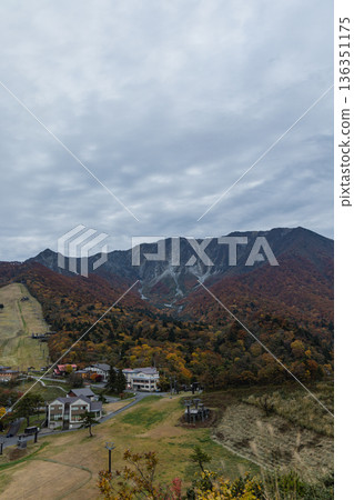 從日本鳥取縣西白郡大山町禦苑野志台眺望大山北坡及秋葉。 136351175