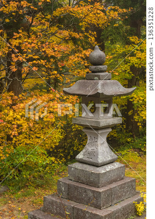 日本鳥取縣西白郡大仙町大神山神社內殿,秋葉環繞的燈籠。 日本鳥取縣西白郡大仙町大神山神社內殿,秋葉環繞的燈籠。 136351228