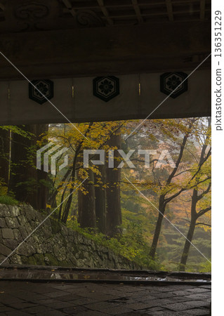 秋葉掩映下的大神山神社(奧宮神社)神社大門,位於日本鳥取縣西白郡大仙町,周圍環繞著秋葉。 秋葉掩映下的大神山神社(奧宮神社)神社大門,位於日本鳥取縣西白郡大仙町,周圍環繞著秋葉。 136351229