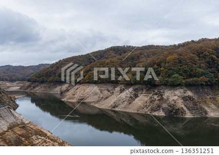 日本鳥取縣日野郡日南町本山橋上眺望日南湖的秋葉 日本鳥取縣日野郡日南町本山橋上眺望日南湖的秋葉 136351251