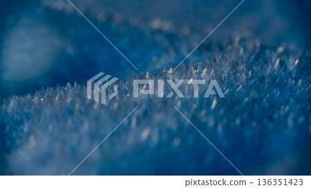 冬日的清晨,雪花紛飛 冬日的清晨,雪花紛飛 136351423