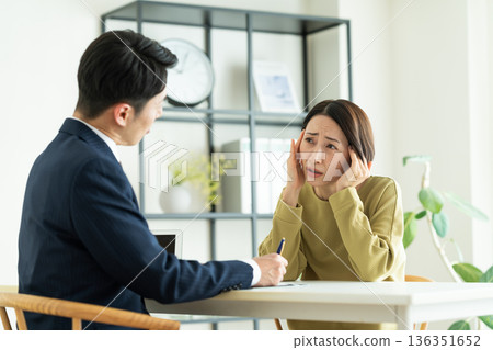 一個為她的煩惱諮詢的中年婦女 一個為她的煩惱諮詢的中年婦女 136351652