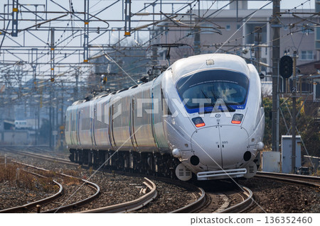 夕陽西下，JR九州885系特快列車Sonic駛向博多。 136352460