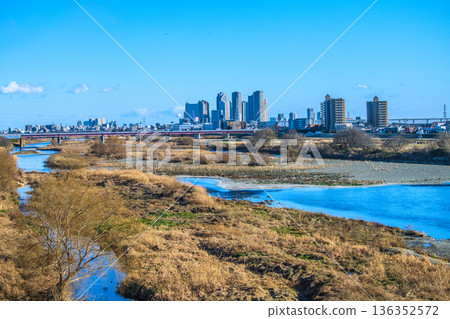 日本川崎市,2月9日。多摩川的冬日景色以及武藏小杉站前的塔式公寓大樓群。 (令和8年) 日本川崎市,2月9日。多摩川的冬日景色以及武藏小杉站前的塔式公寓大樓群。 (令和8年) 136352572