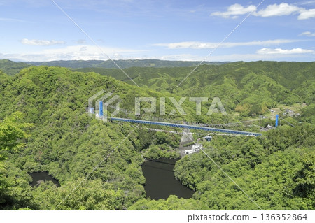 從赤岩展望台望去，可以看到龍神吊橋，周圍綠樹環繞，掛滿了無數鯉魚彩帶。 136352864