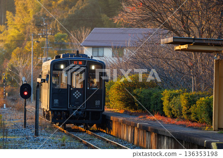 平成築保鐵道500號「黑銀號」列車抵達車站 136353198
