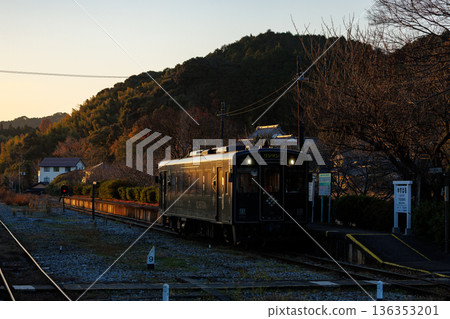 Heisei Chikuho Railway 500 series "Kurogin" train stopping at Yusubara Station 136353201