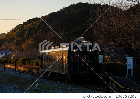 平成築保鐵道500號「黑銀號」列車駛離湯原站 136353202