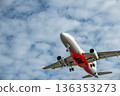 一架飛機優雅地滑翔在天空中 136353273