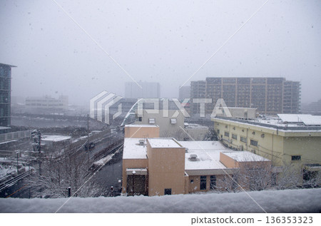 Heavy snowfall in central Tokyo 136353323