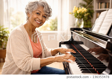 老太太彈鋼琴 136353478