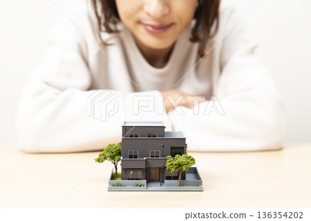一位女士正在參觀樣品屋。 一位女士正在參觀樣品屋。 136354202