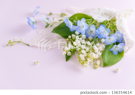鈴蘭和粉蝶花迷你花束 鈴蘭和粉蝶花迷你花束 136354614