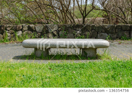 公園樹蔭下的一張石凳 136354756